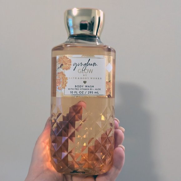 Gingham Glow body scrub and body wash - Picture 3 of 4